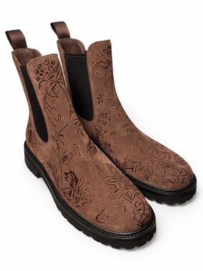 Johnny Was Embroidered Suede Chelsea Boots Floral Boho Lug Sole 8.5